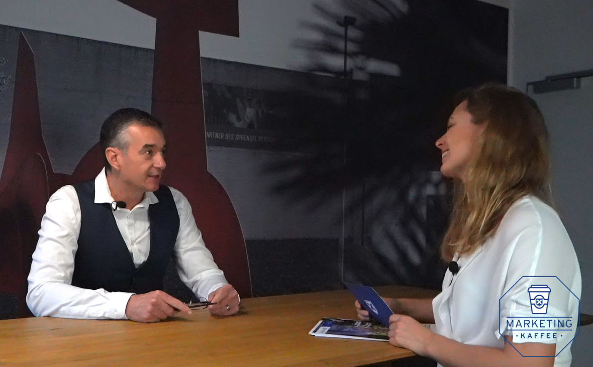 Ein Concordia Mitarbeiter und eine Mitarbeiterin unterhalten sich am Tisch.